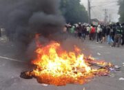 Aksi Ojol di Markas Brimob Solo Ricuh, Massa Bakar Water Barrier