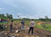 Dukung Swasembada Pangan Nasional, Bhabinkamtibmas Polsek Sekatak Dampingi Petani Jagung