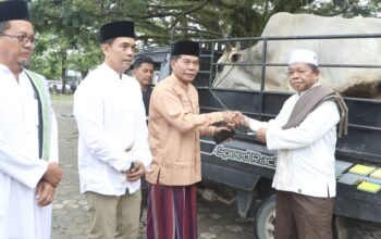 Gubernur Salat Iduladha Bersama Warga, Serahkan Hewan Kurban untuk Masyarakat